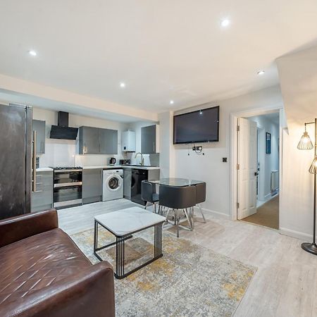Two Bed Home In The Heart Of Egham Esterno foto