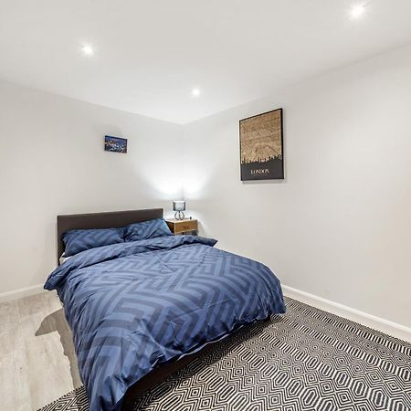 Two Bed Home In The Heart Of Egham Esterno foto