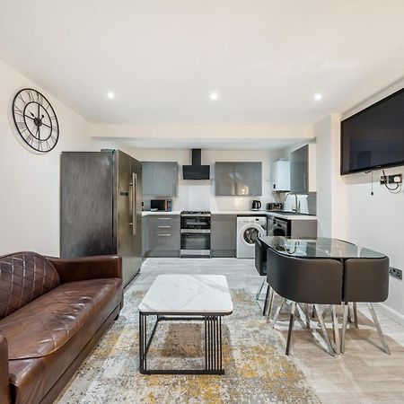 Two Bed Home In The Heart Of Egham Esterno foto