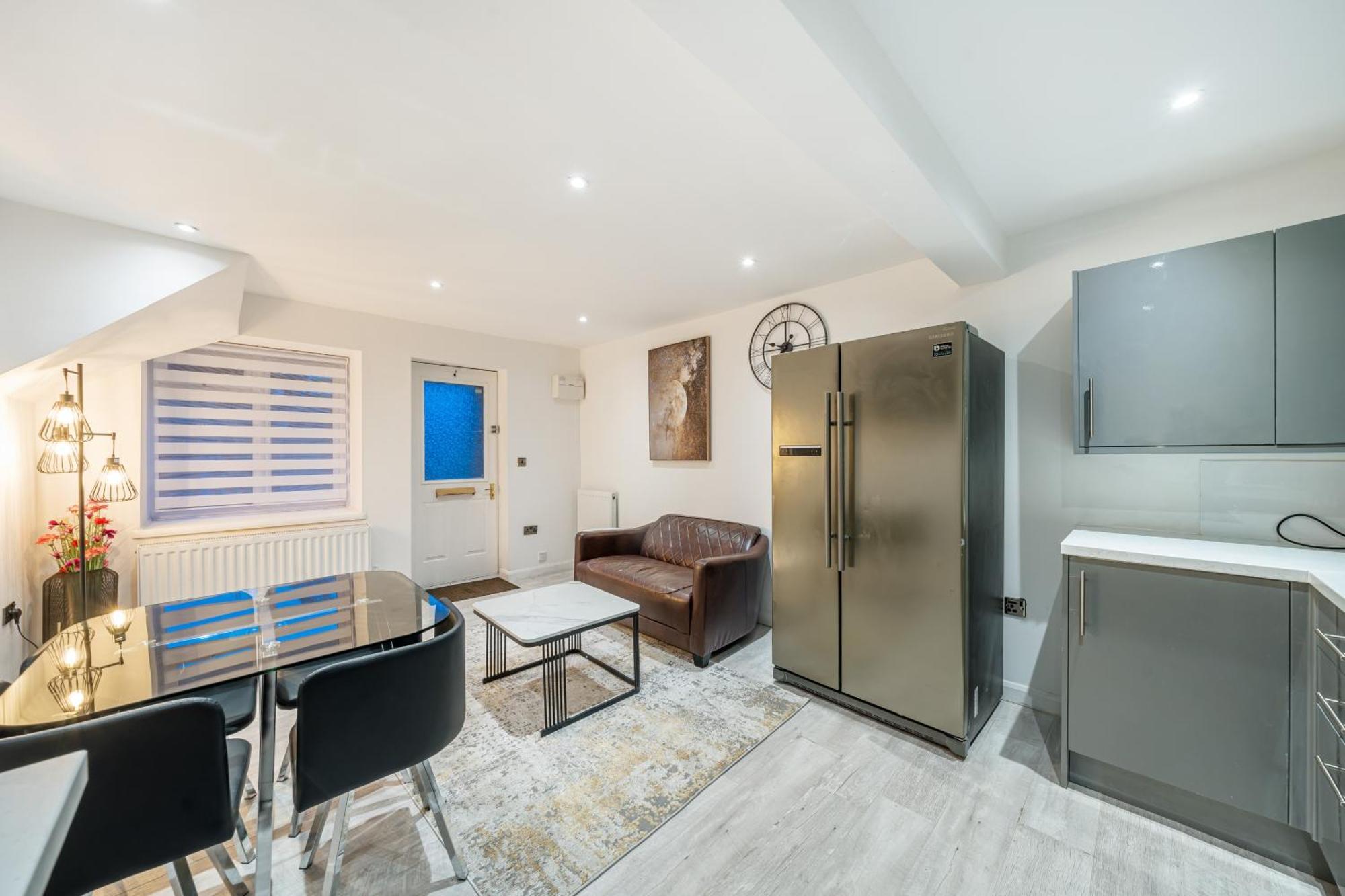 Two Bed Home In The Heart Of Egham Esterno foto