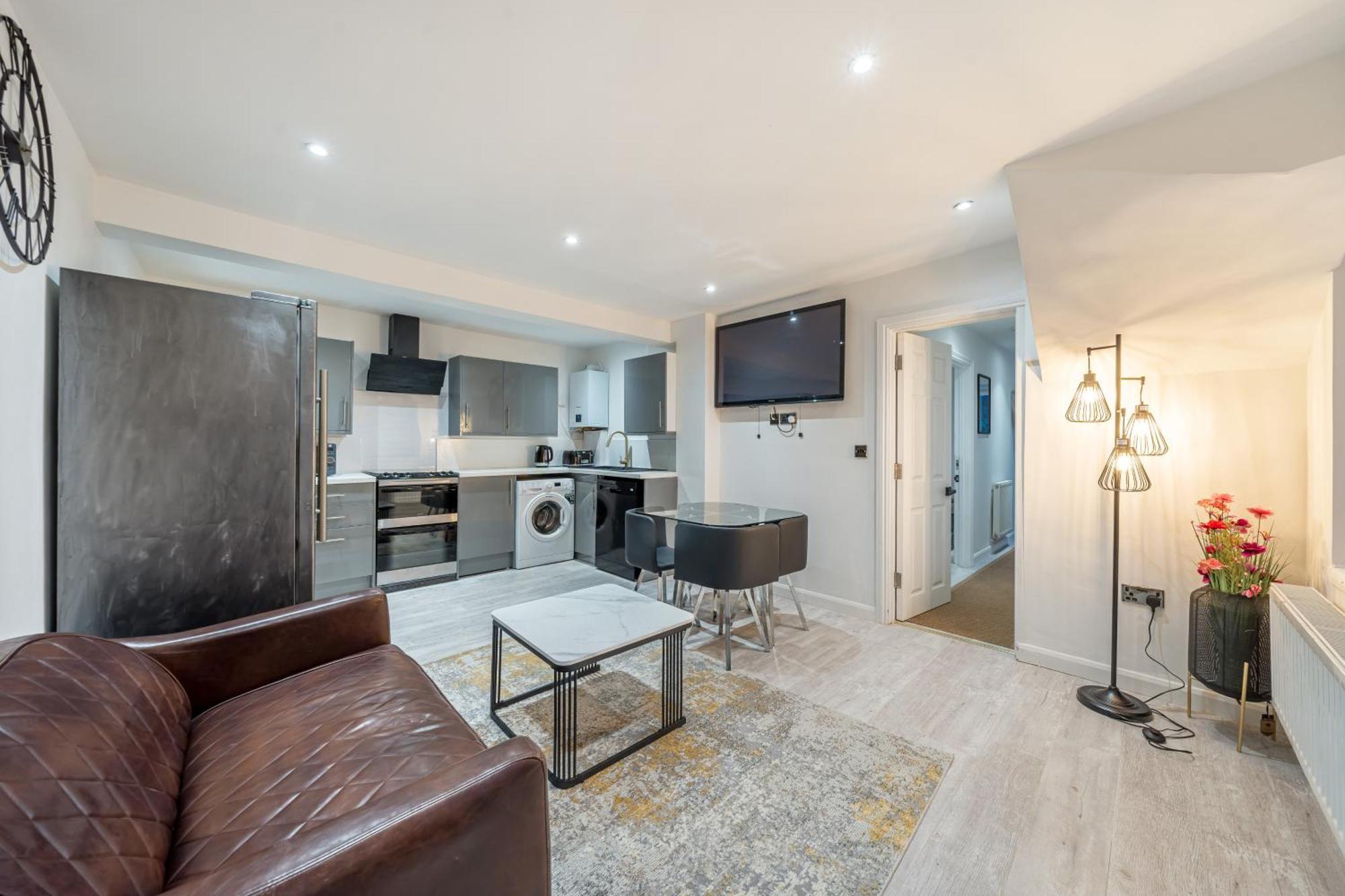 Two Bed Home In The Heart Of Egham Esterno foto
