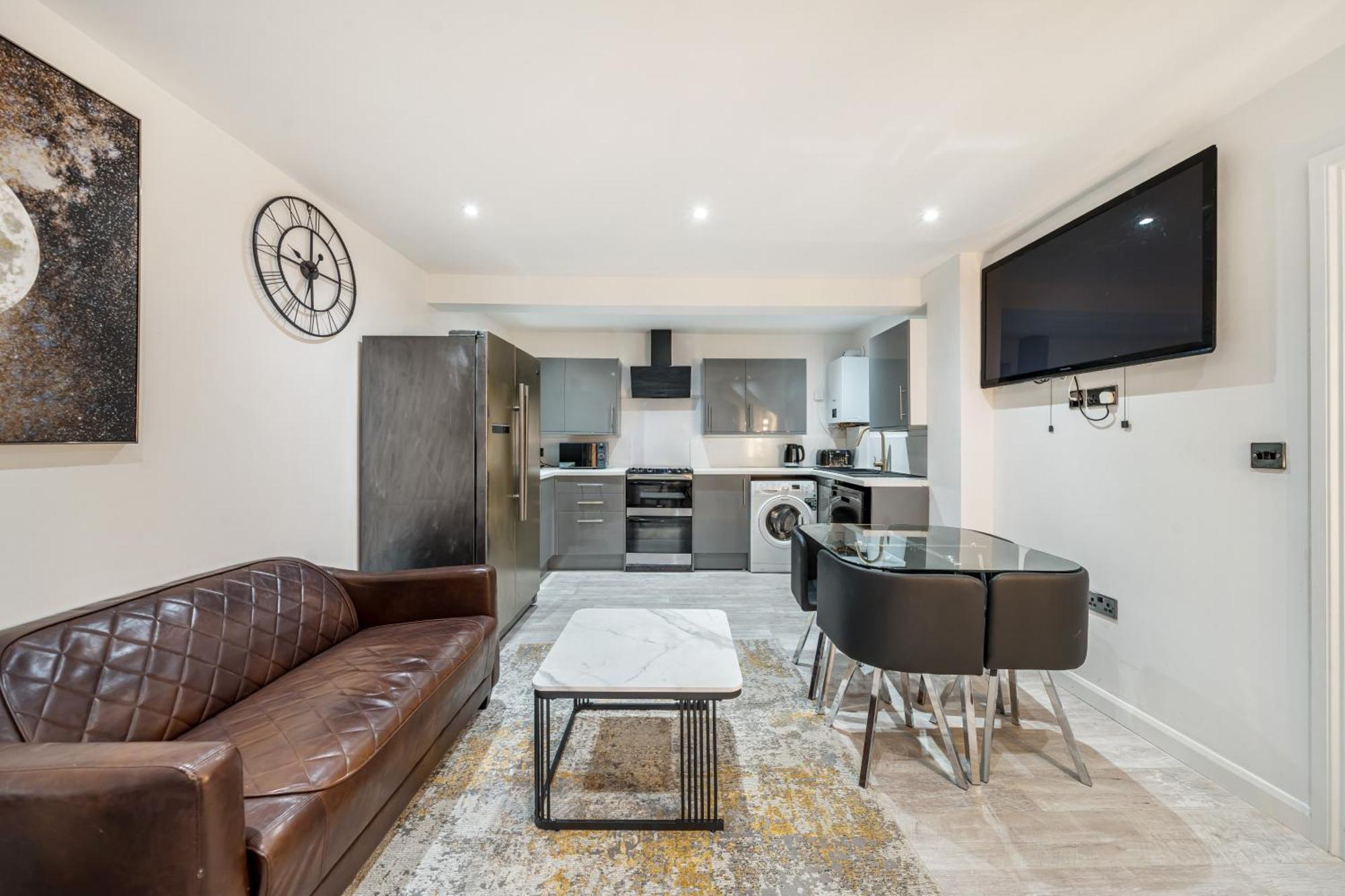 Two Bed Home In The Heart Of Egham Esterno foto