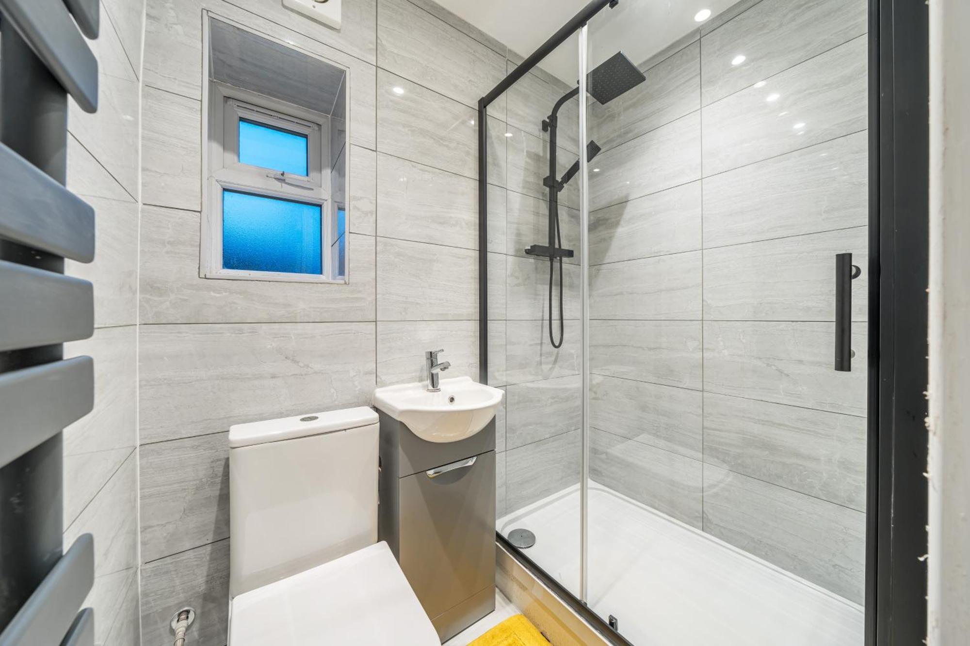 Two Bed Home In The Heart Of Egham Esterno foto